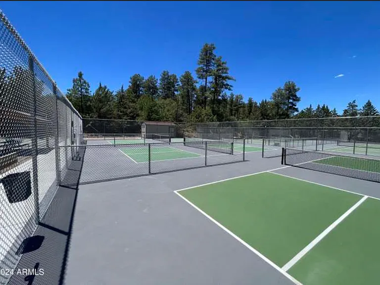 Community tennis & Pickleball courts