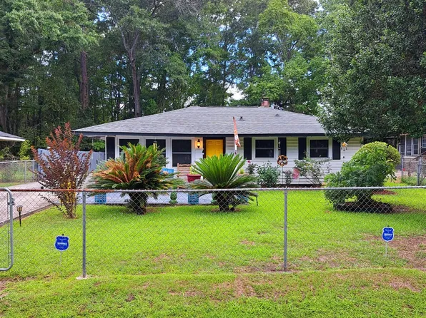 2312 Falcon Rd, North Charleston, SC 29406