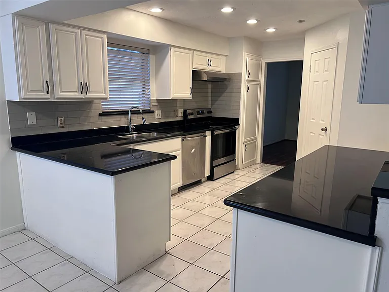 10118 Sageglow Dr — Photo 2