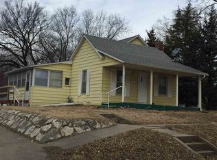 211 Chestnut St, Wamego, KS 66547