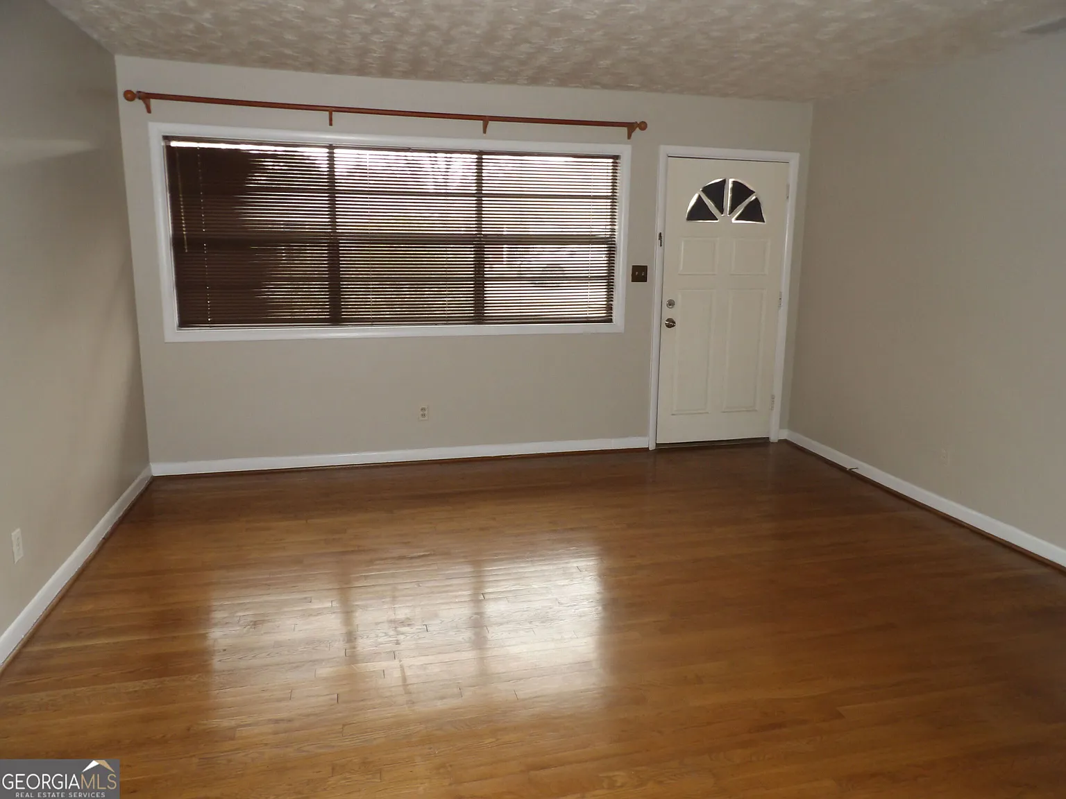 3 bed, 1.0 bath, 972 sqft, $1,350 — Photo 2