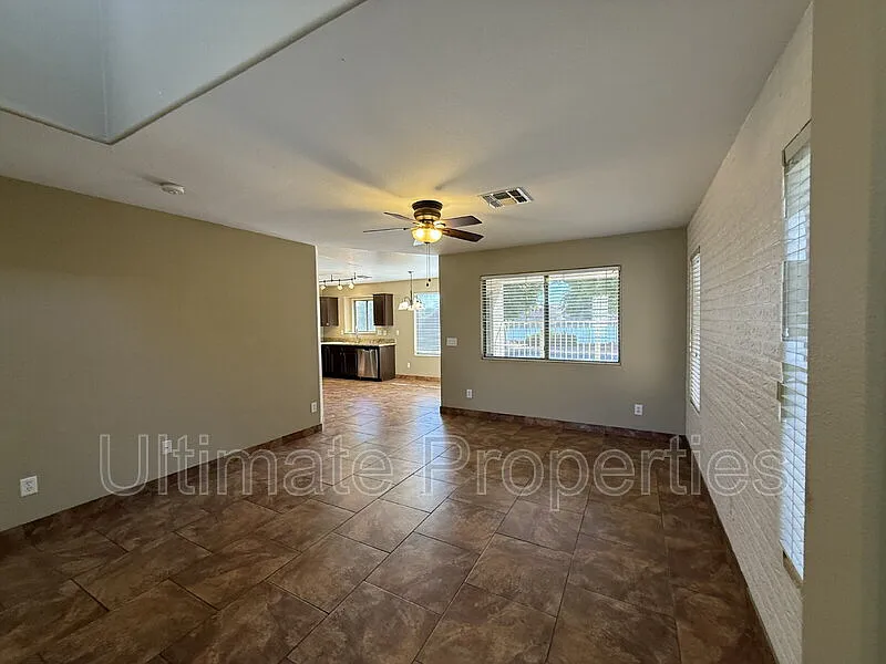 3 bed, 3.0 bath, 1612 sqft, $2,095 — Photo 2