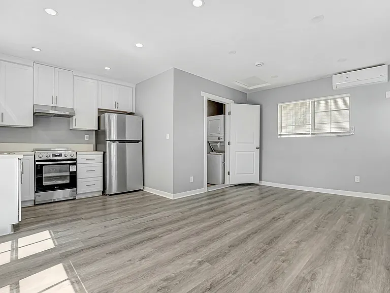 1823 S Van Ness Ave — Photo 1