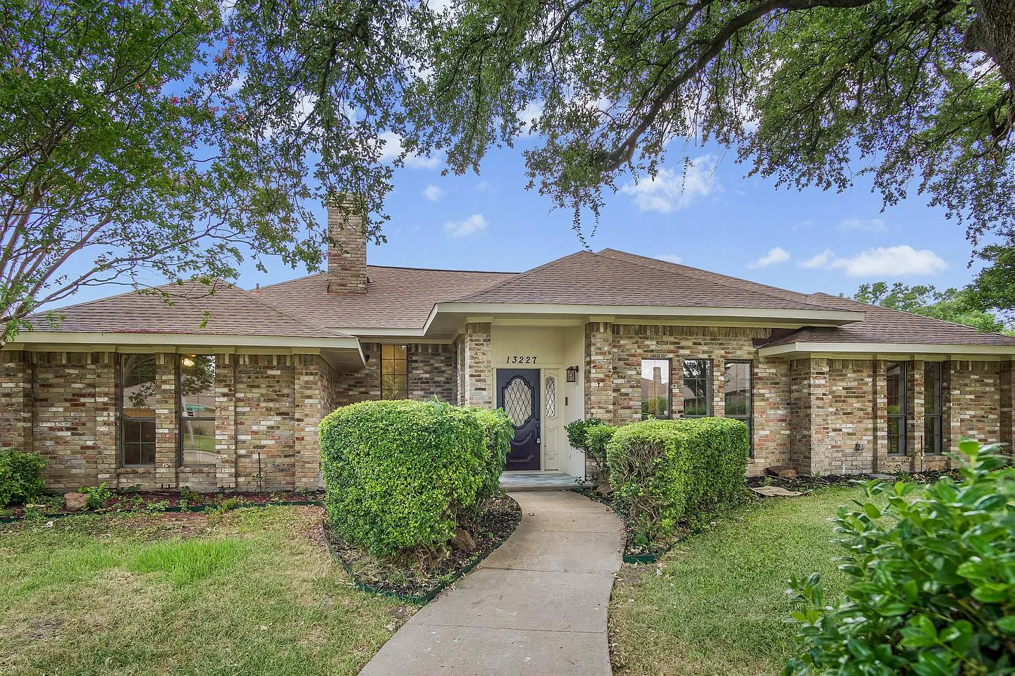 Spacious Richland Park Estates home with backyard and patio — Photo 1