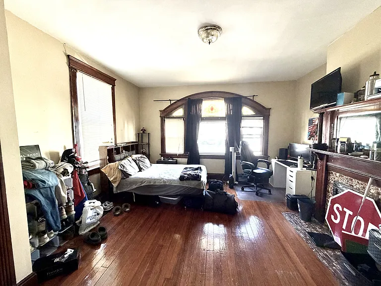 2242 Victor St — Photo 5