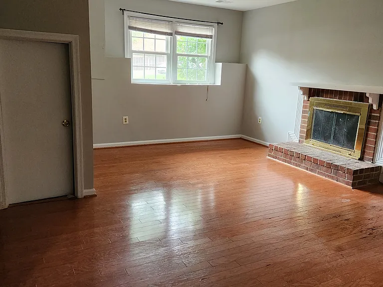 4752 Gainsborough Dr — Photo 8