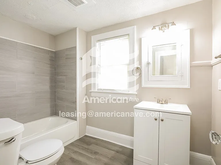 1884469_012_main_bathroom_12694004.jpg