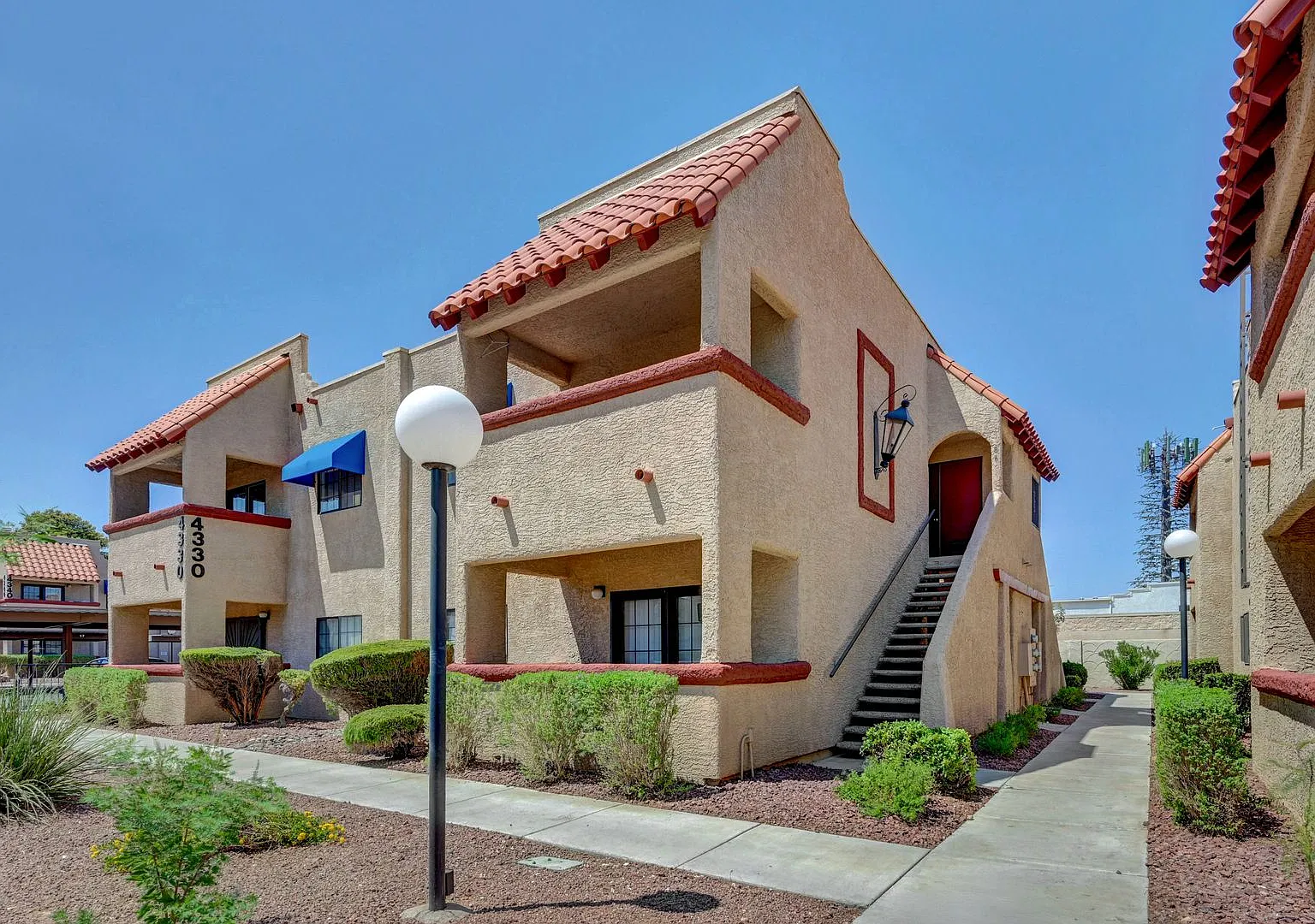 Centrally located well appointed condominium — Photo 3