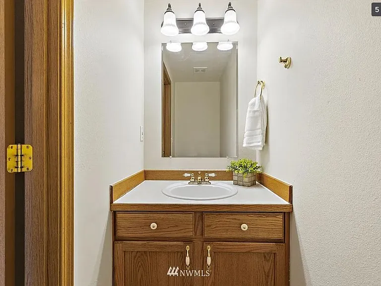 Downstairs 1/2 Bathroom.