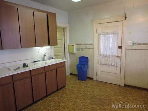 4th image of 2691 Botsford St