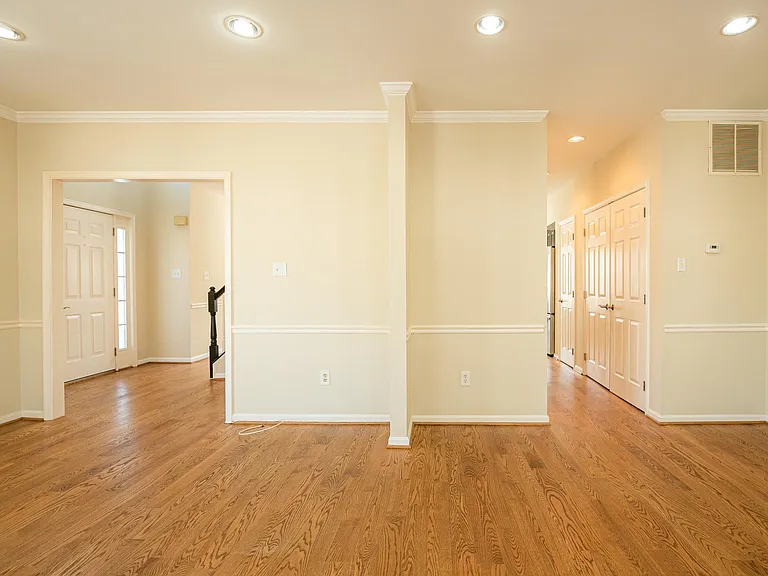 7036 Kings Manor Dr — Photo 11