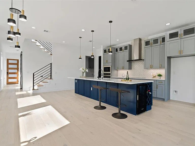 501 E Burton St — Photo 4