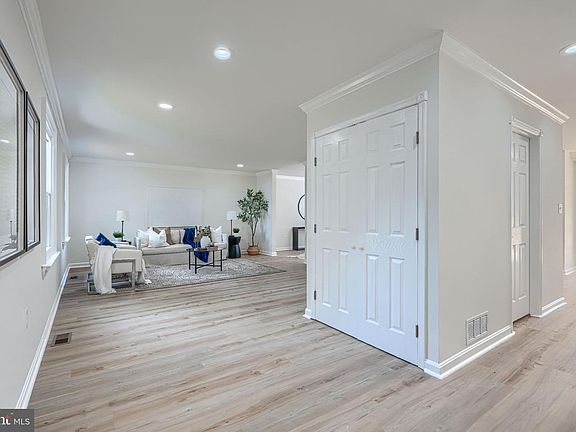 3rd image of 915 Kimberly Way