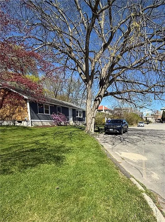 3 bed, 1.0 bath, 1200 sqft, $3,200 — Photo 2