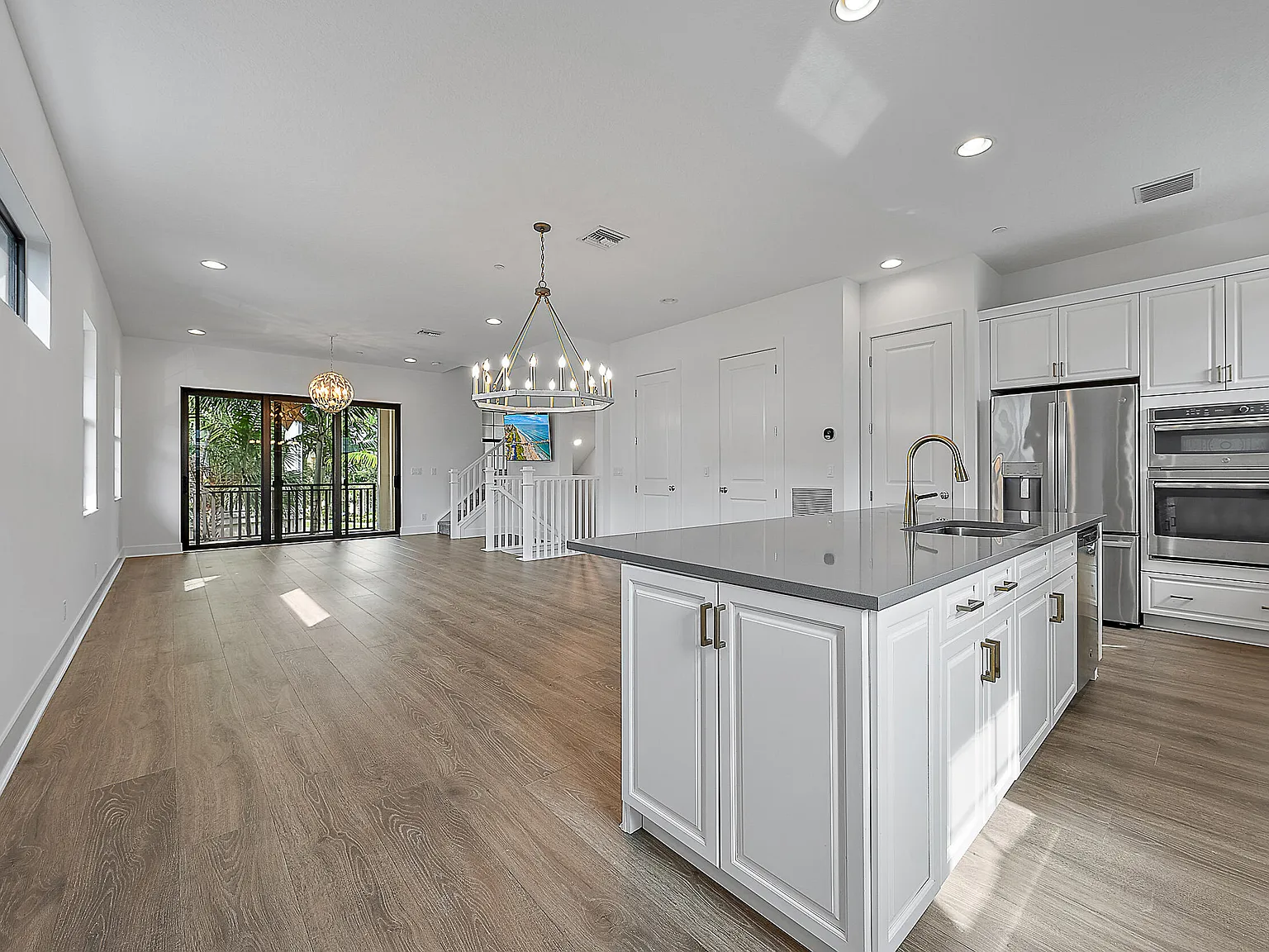 3 bed, 3.5 bath, 2252 sqft, $5,300 — Photo 3