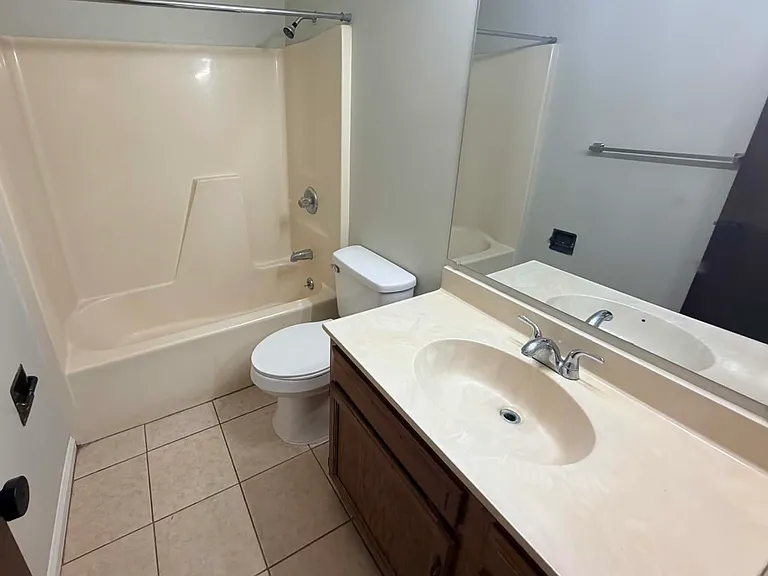 3804 NW Huntsboro St #103 — Photo 7