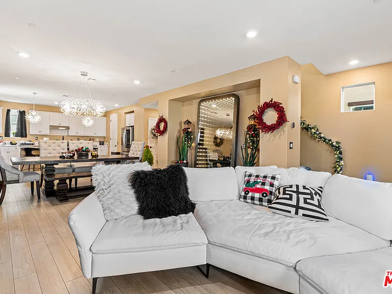 720 Grace Ave — Photo 4