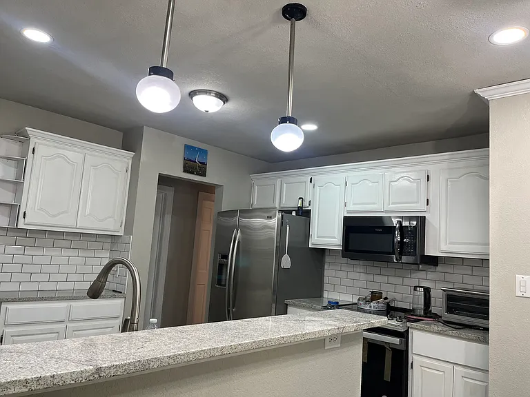 326 E Young Pl — Photo 10