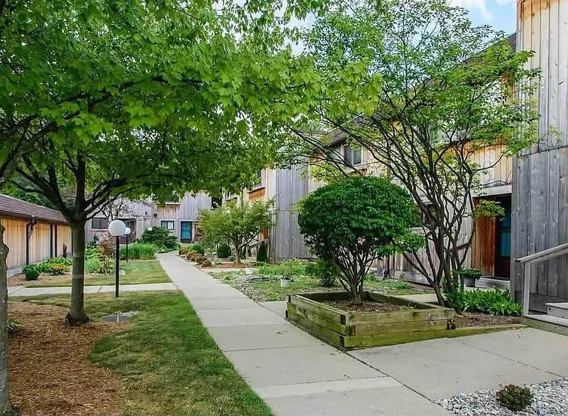 3 bed, 1650 sqft, $3,300 — Photo 3