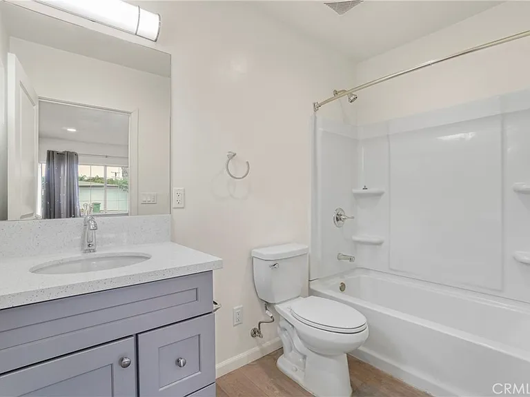 6318 Nagle Ave — Photo 9
