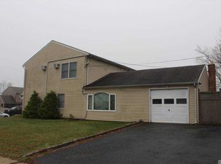 78 Tanager Ln, Levittown, NY 11756