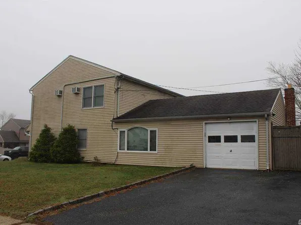 78 Tanager Ln, Levittown, NY 11756