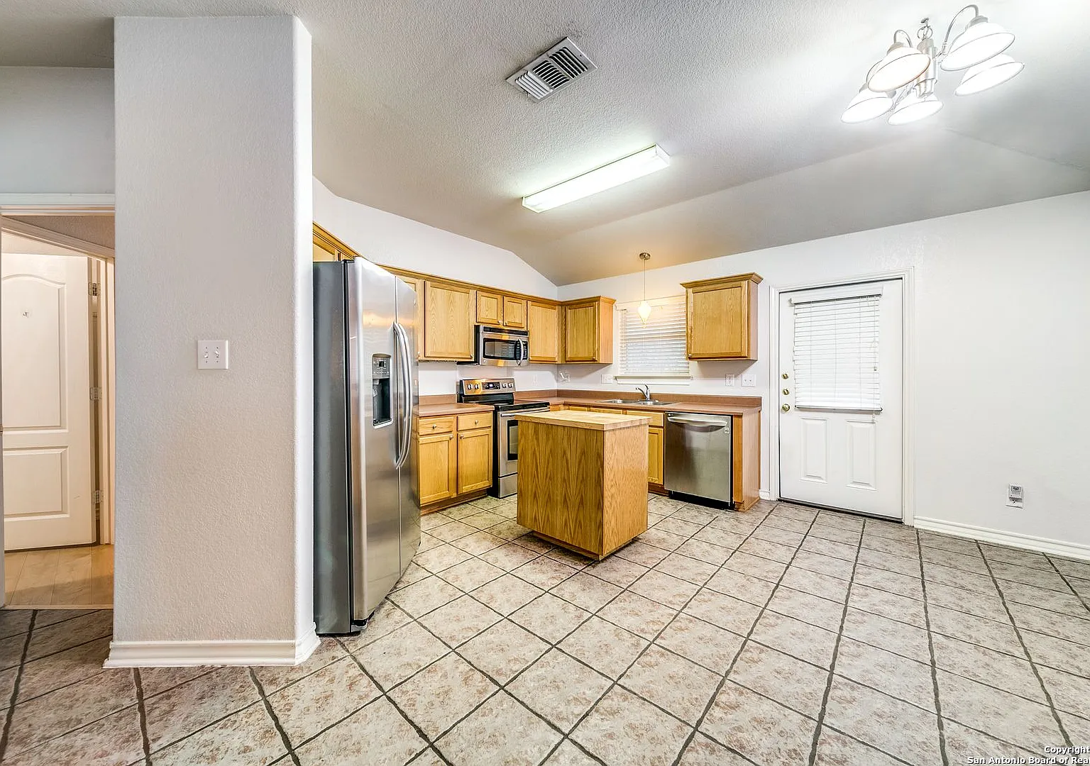 Charming Home Awaits: Spacious & Modern Living in a Prime Location — Photo 4