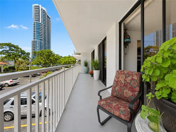 210 174th St APT M18, Sunny Isles Beach, FL 33160