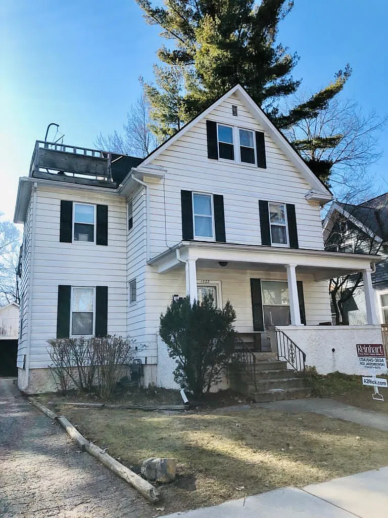 Front of house, apartment on 1st floor