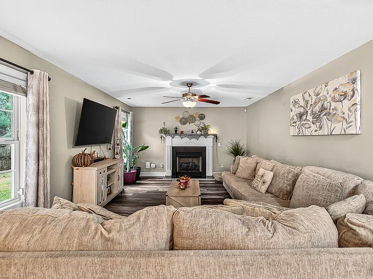 307 Brunswick Dr — Photo 8