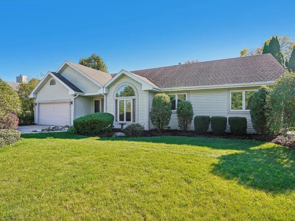 N26W22577 Oakwood LANE, Waukesha, WI 53186