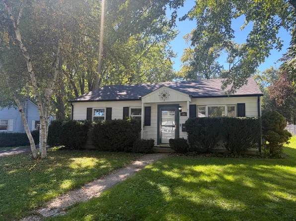 1417 Walnut Dr, Woodstock, IL 60098