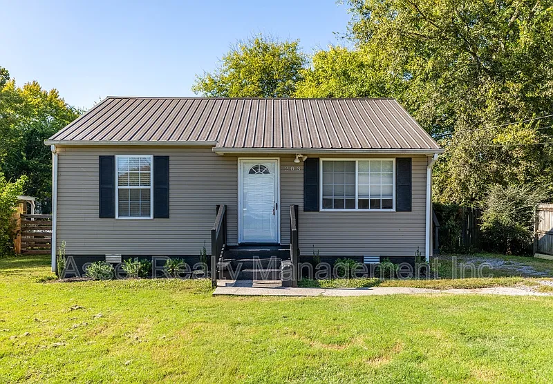 2 bed, 1.0 bath, 720 sqft, $1,695 — Photo 1