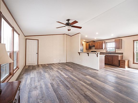 3rd image of 157 Lakeside Dr