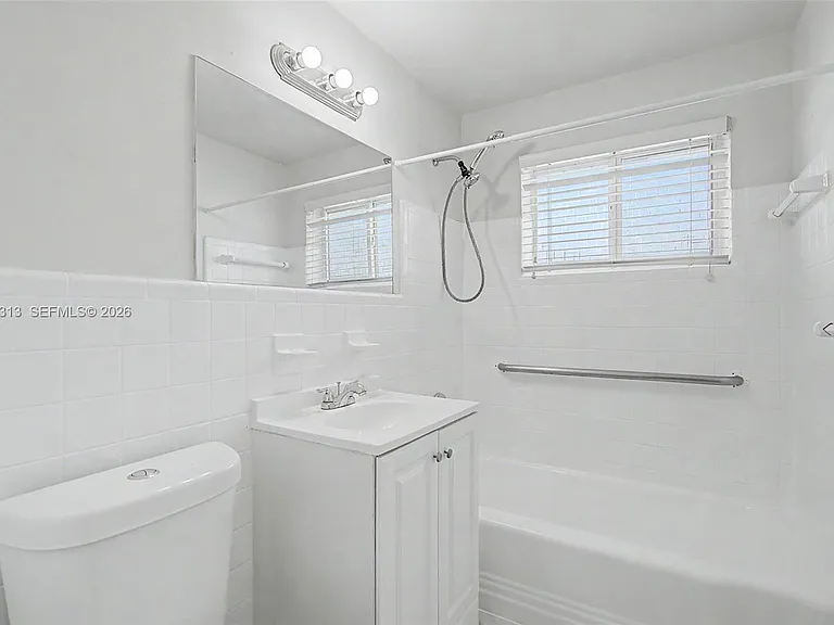 1410 SW 37th Ave #6 — Photo 5