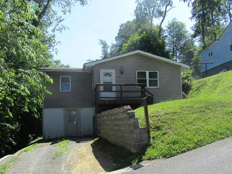 149 Thorn St — Photo 2