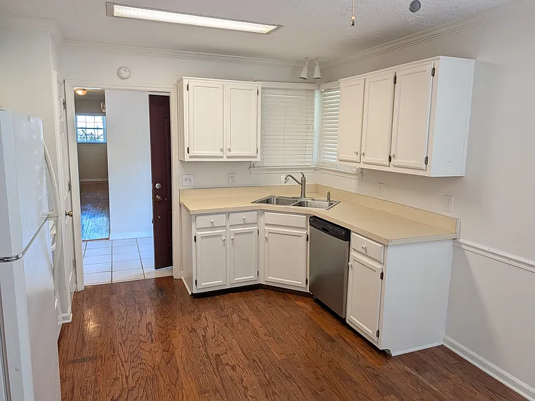 102 Post Oak Rd — Photo 17