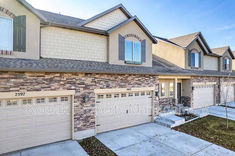 3 bed, 2.5 bath, 2033 sqft, $2,350 — Photo 1