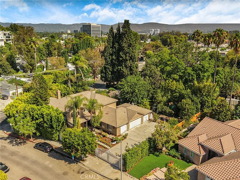 20871 Betron St — Photo 46