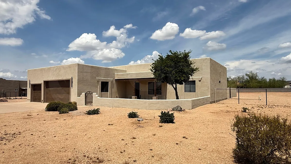 3 bed, 2.0 bath, 1919 sqft, $3,299 — Photo 2
