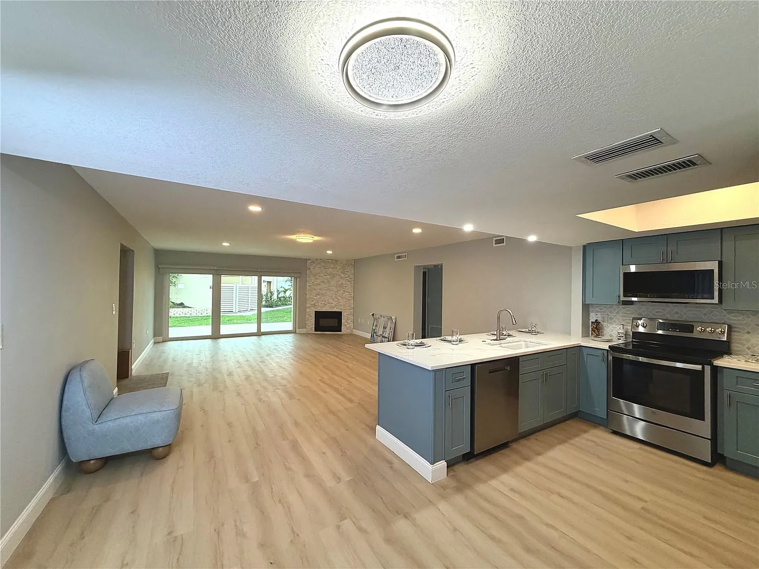 2 bed, 1315 sqft, $2,550 — Photo 3