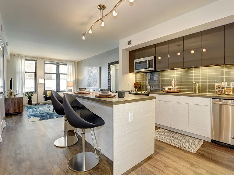 Solaire 7077 Woodmont — Photo 1