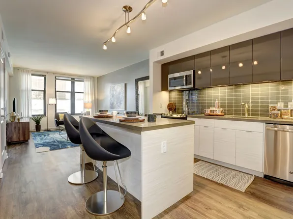 Solaire 7077 Woodmont