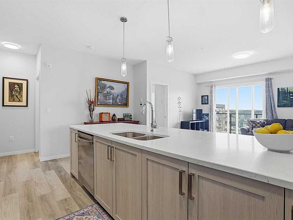4th image of 33 S Carringham Gate NW #3420