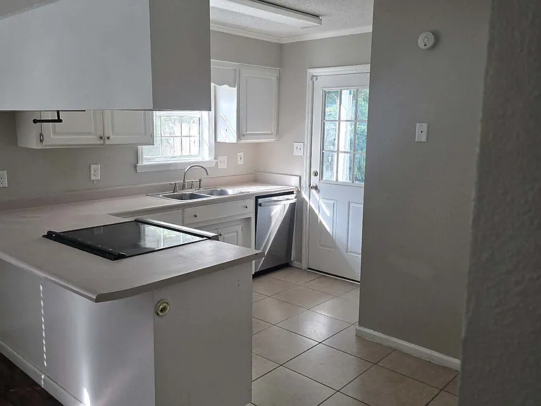 1779 Wayland Park Dr — Photo 2