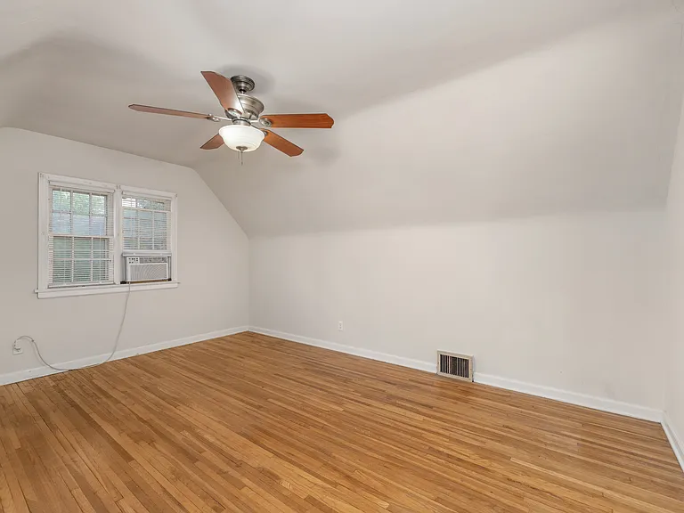 141 N Bleckley Dr — Photo 11