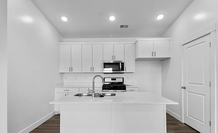 3 bed, 1342 sqft, $1,675 — Photo 2