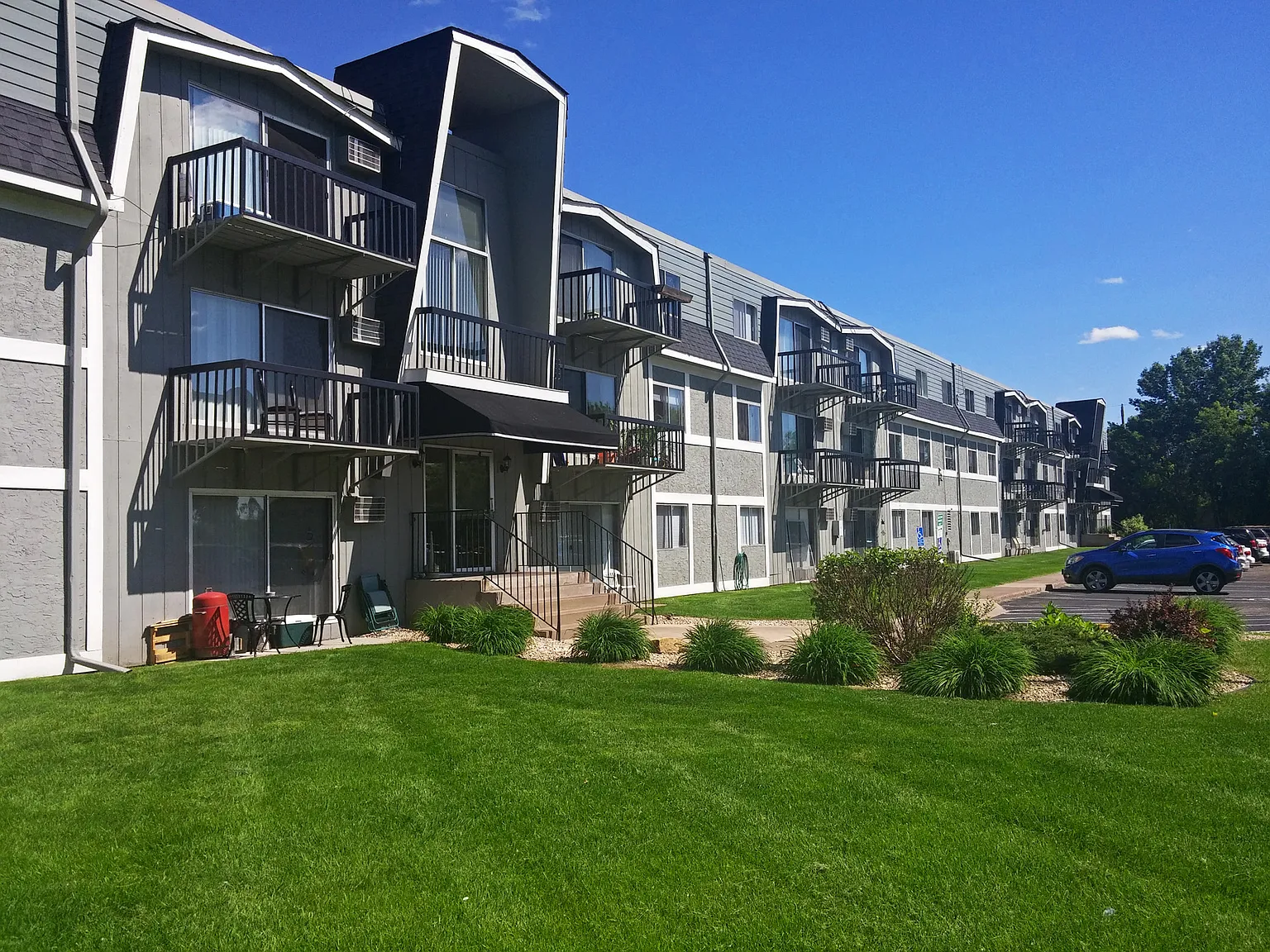956 Place Apartments — Photo 2