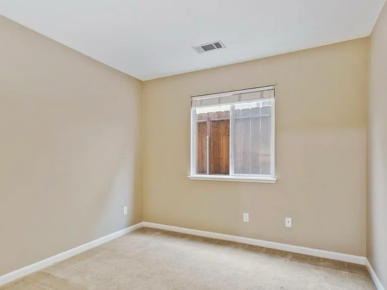 947 Country Ln — Photo 3