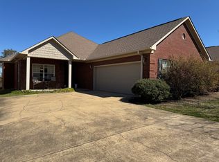 832 Muirfield Dr, Starkville, MS 39759
